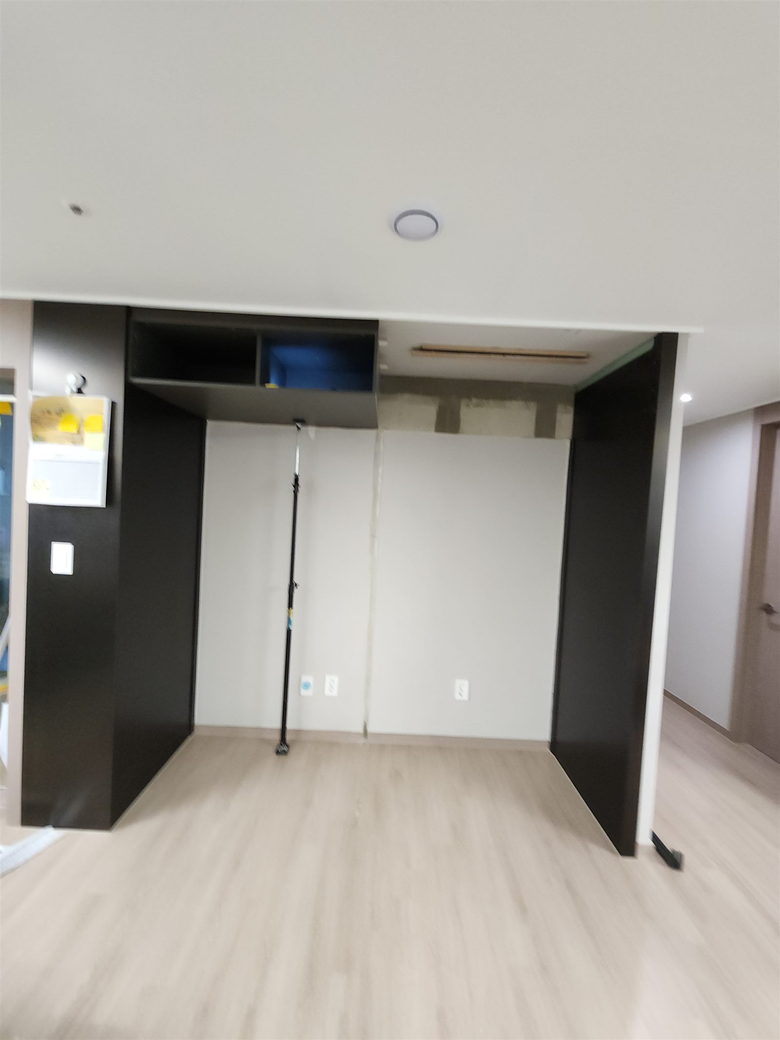 칸막이를 철거해 하나로 이어진 넓은 수납 공간과 오픈 선반